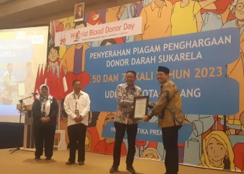 Pj Wali Kota Malang, Wahyu Hidayat menyerahkan piagam penghargaan kepada pendonor yang telah mendonorkan darahnya sebanyak 50 dan 75 kali. (Foto/M Sholeh)