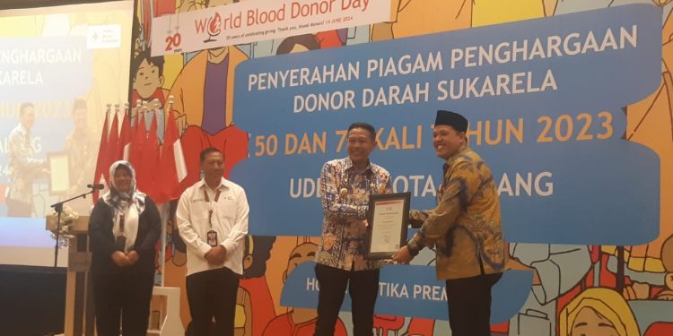 Pj Wali Kota Malang, Wahyu Hidayat menyerahkan piagam penghargaan kepada pendonor yang telah mendonorkan darahnya sebanyak 50 dan 75 kali. (Foto/M Sholeh)