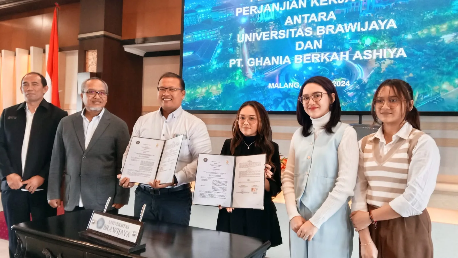 Happy Asmara menjalin kerjasama pengembangan produk kecantikan perusahaannya dengan UB Malang. Foto: Humas UB