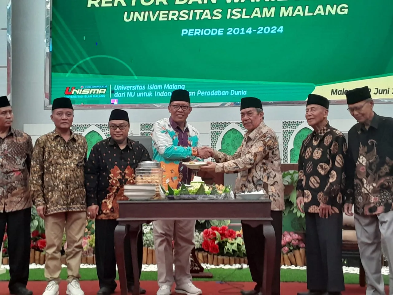Sesi potong tumpeng Rektor Unisma, Prof. Maskuri bersama perwakilan yayasan/Foto: Tugumalang.id/Bagus Rachmad Saputra.