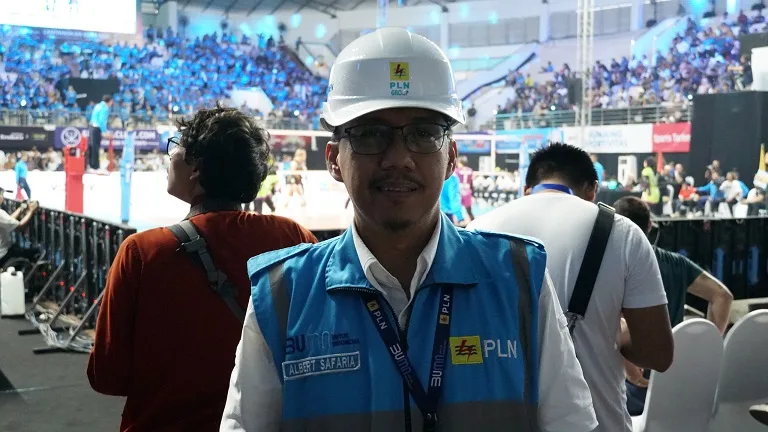 Manager PLN UP3 Malang, Albert Safaria, memantau suplai listrik area gelaran Proliga 2024 di GOR Ken Arok Kota Malang. (Foto/dok. PLN)