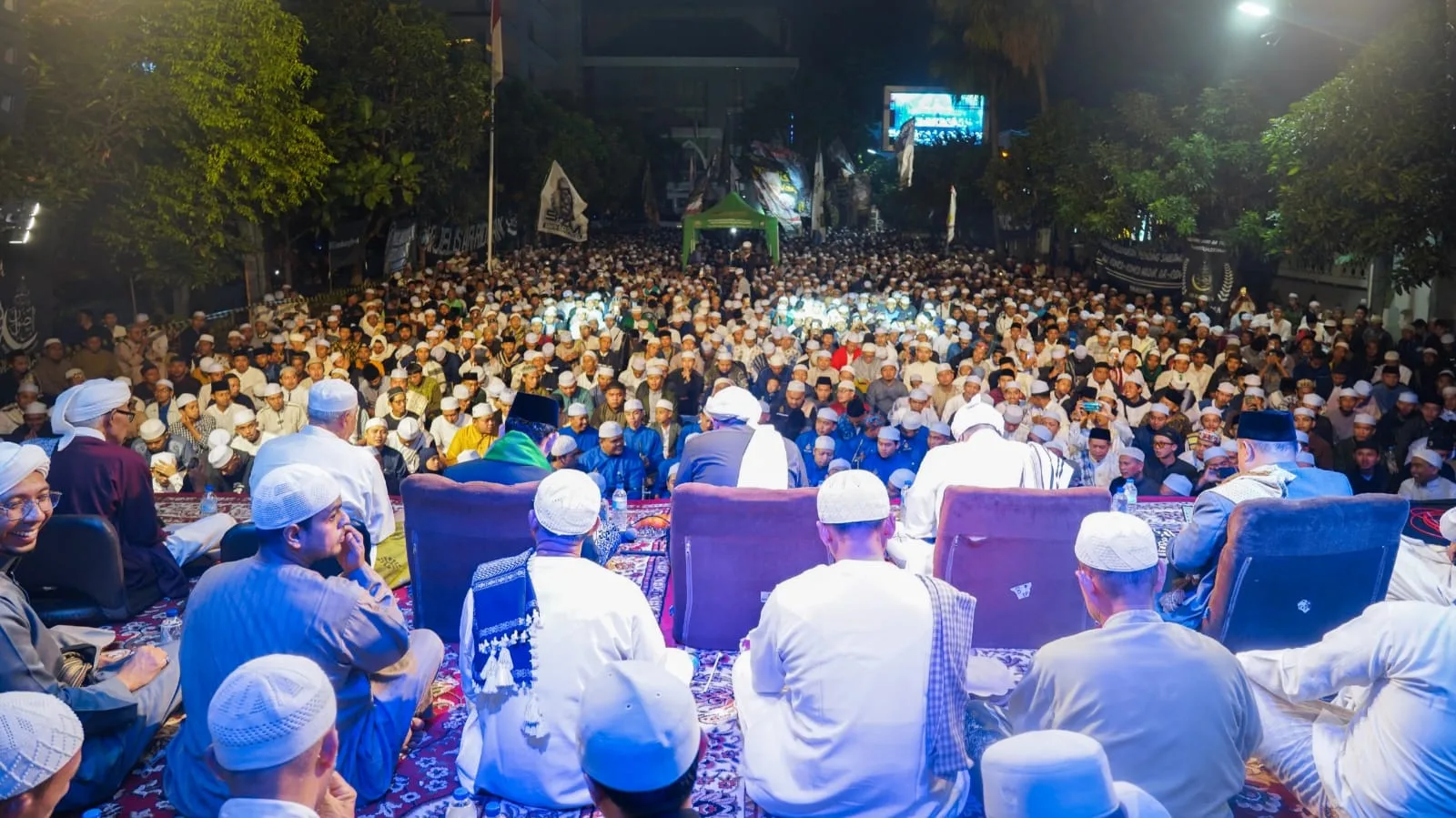 Ribuan jemaah Ar-Ridwan memadati venue dalam rangka Unisma Berselawat, Senin (10/6/2024). (Foto: Unisma)