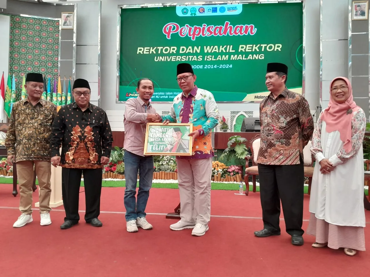 Pemimpin Redaksi (Pemred) Tugumalang.id, Herlianto memberikan cinderamata kepada Rektor Unisma, Prof. Maskuri yang telah purna tugas/Foto: Tugumalang.id/Bagus Rachmad Saputra.