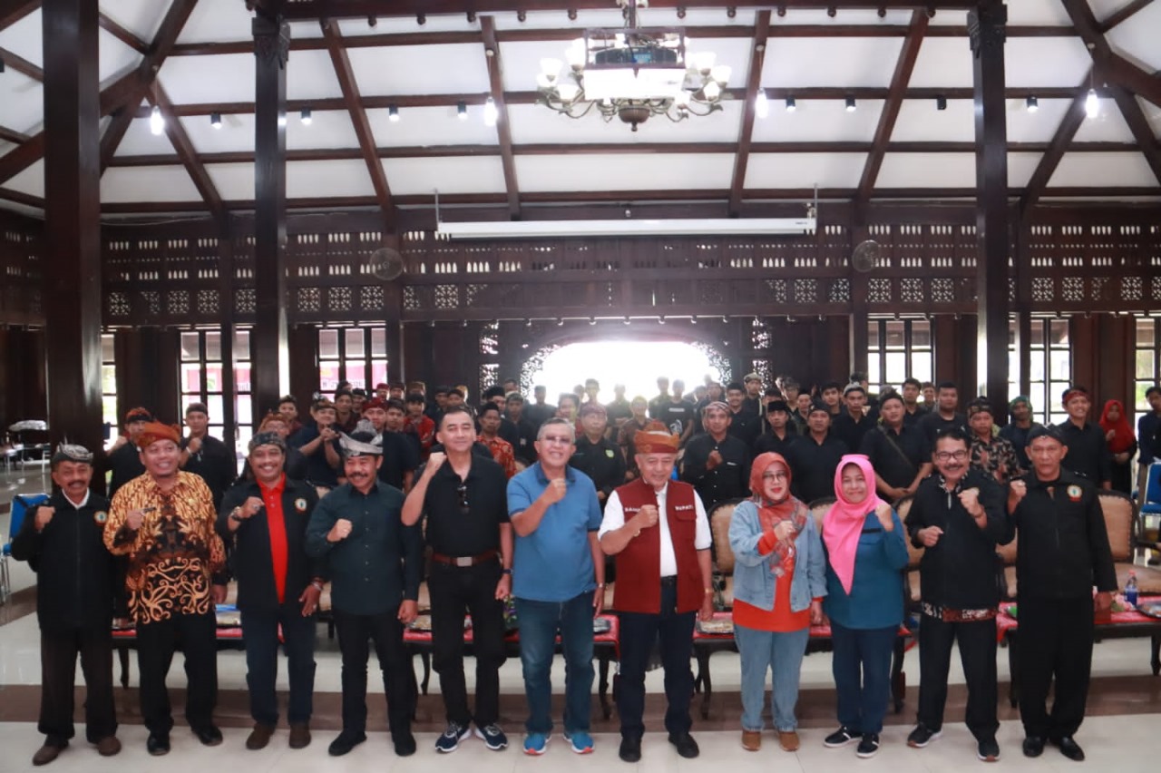 Foto Bersama Bupati Malang, Sanusi beserta jajaran dengan para pegiat bantengan. Foto: Pemkab Malang