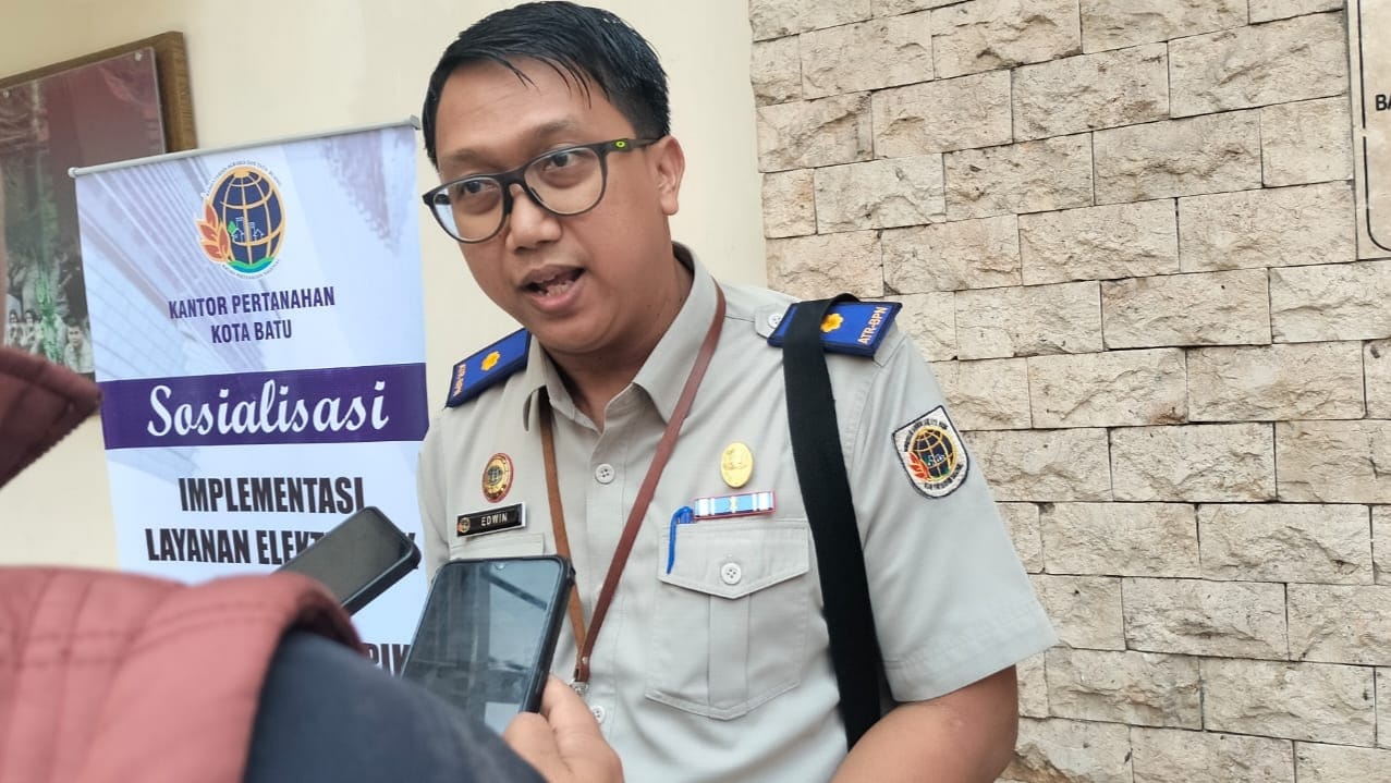 Plt Kasubag Tata Usaha (TU) BPN Kota Batu, Edwin Aprianto saat dikonfirmasi terkait lamanya pengurusan administrasi tanah BPN Kota Batu. Foto: Azmy