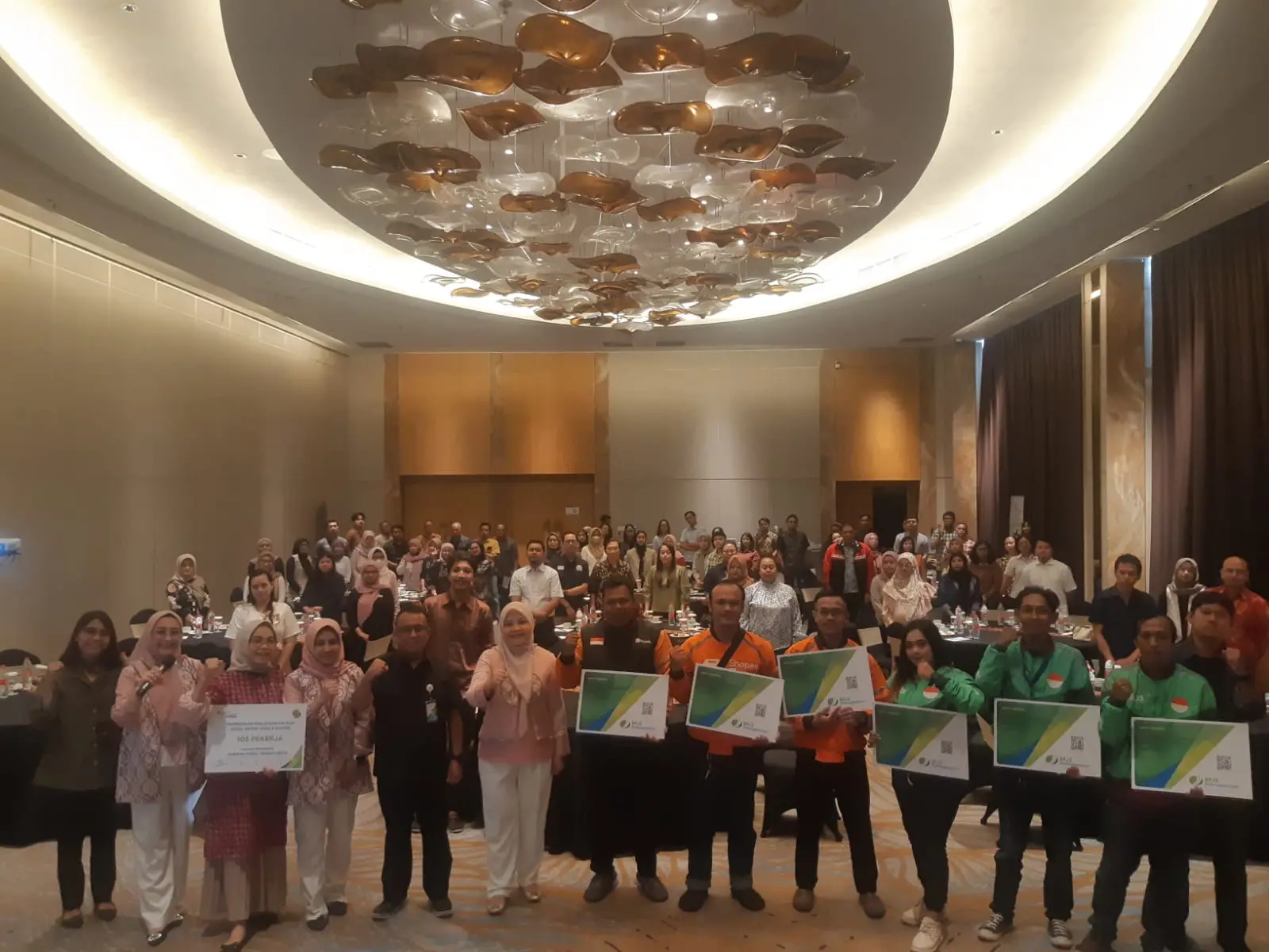 Direktur RS Hermina, dr Wenny Retnosarie secara simbolis menyerahkan kartu kepesertaan BPJS Ketenagakerjaa kepada pekerja rentan kalangan ojol melalui CSR RS Hermina Malang. (Foto/M Sholeh)