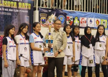 Pj Wali Kota Batu, Aries Agung Paewai, saat menyerahkan piala Kejurkot VI Basket 2024. Foto; Prokopim KWB