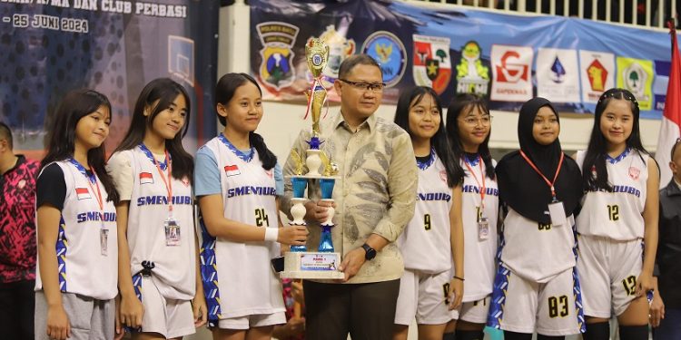 Pj Wali Kota Batu, Aries Agung Paewai, saat menyerahkan piala Kejurkot VI Basket 2024. Foto; Prokopim KWB