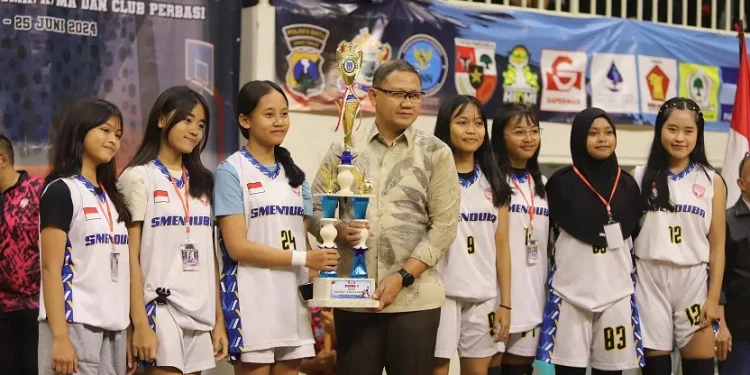 Pj Wali Kota Batu, Aries Agung Paewai, saat menyerahkan piala Kejurkot VI Basket 2024. Foto; Prokopim KWB