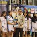 Pj Wali Kota Batu, Aries Agung Paewai, saat menyerahkan piala Kejurkot VI Basket 2024. Foto; Prokopim KWB
