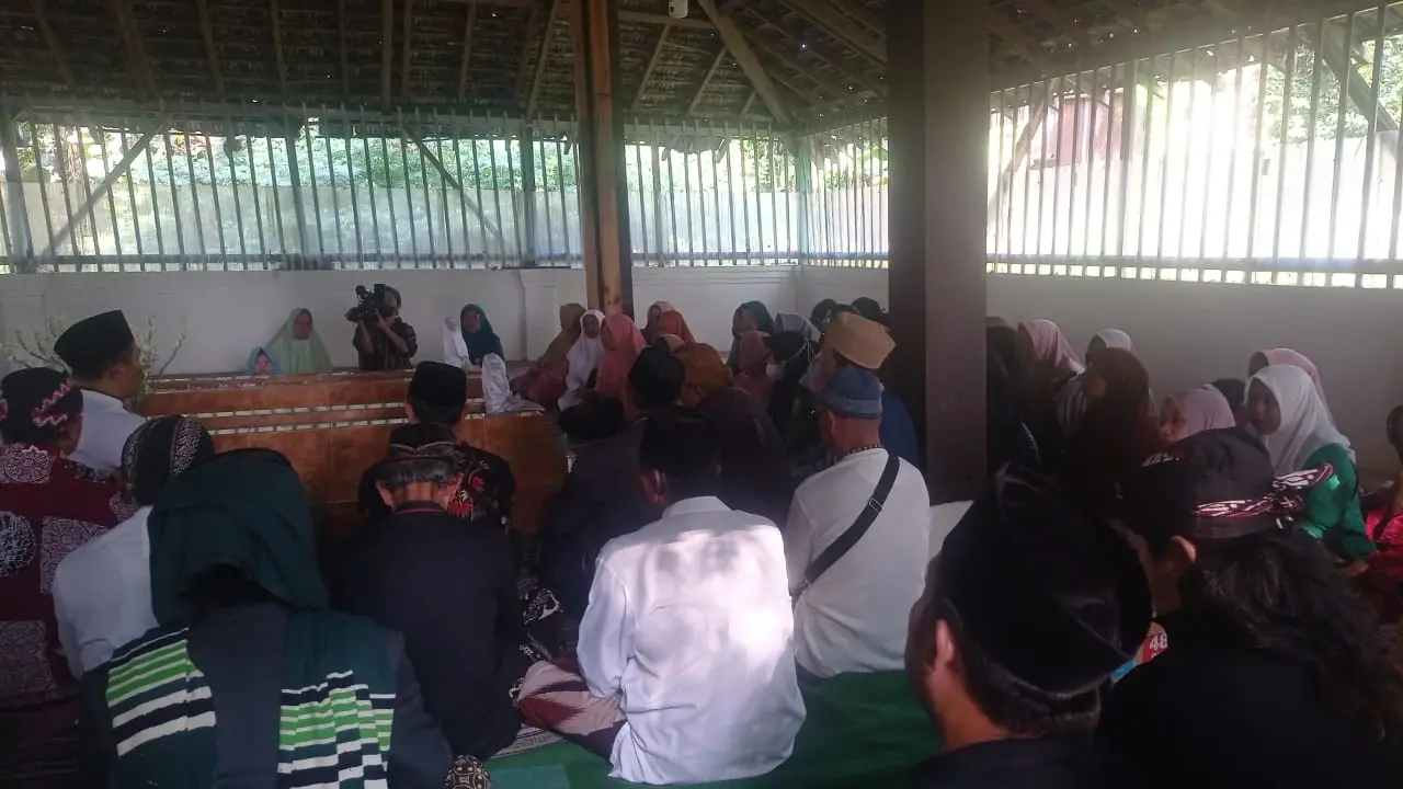 Di makam Ki Hadjar Broto Hadisuruh membacakan Yasin dan Tahlil. Foto/dok for TM