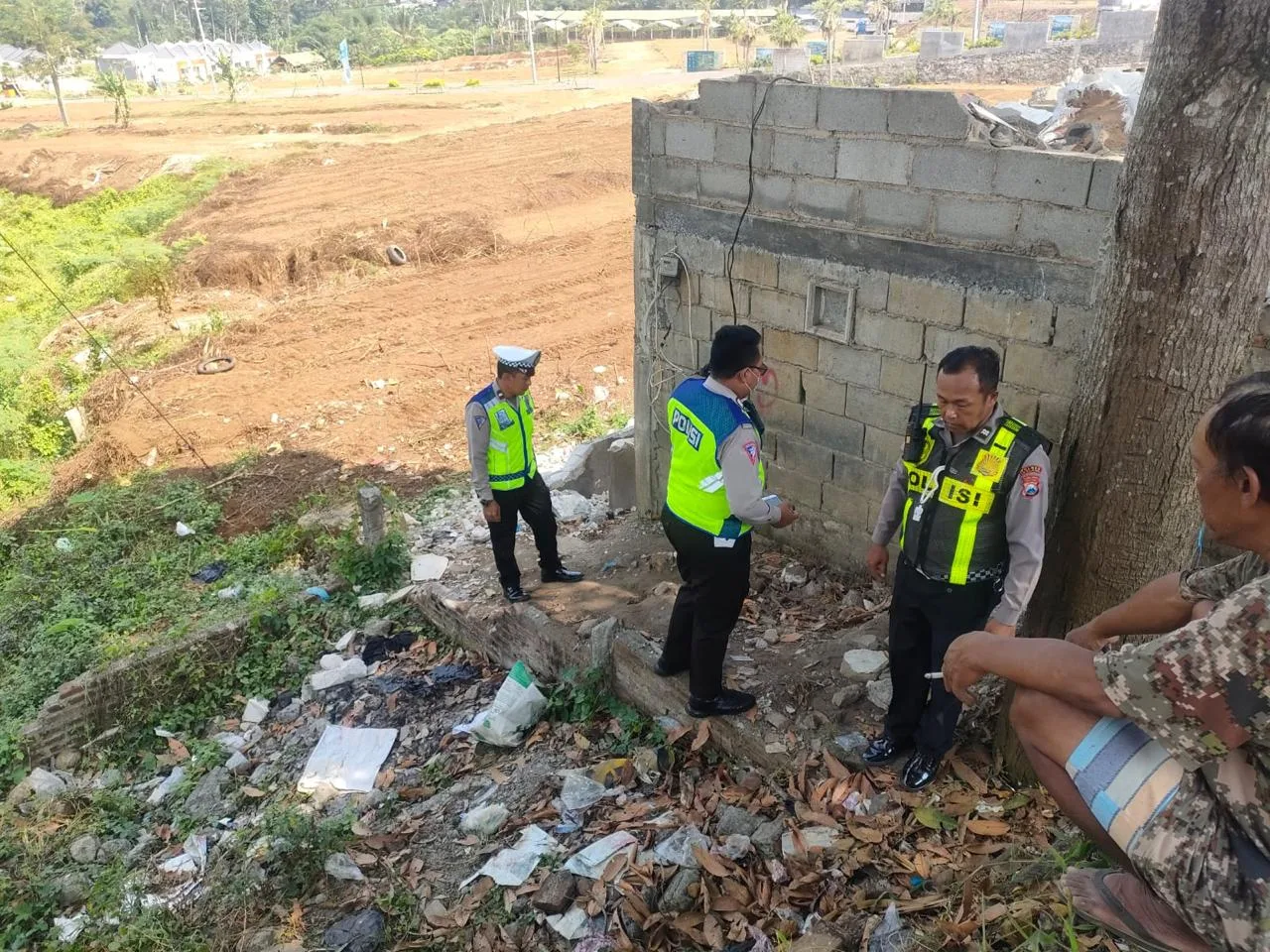 Petugas melakukan olah TKP di lokasi kecelakaan di Pakis. Foto: Satlantas Polres Malang