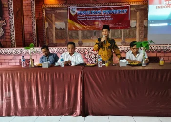 Gunawan HS memberikan pemaparan terkait pengaruh media sosial terhadap akhlak remaja. Foto: dok.