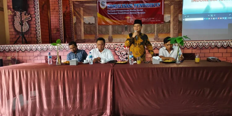 Gunawan HS memberikan pemaparan terkait pengaruh media sosial terhadap akhlak remaja. Foto: dok.