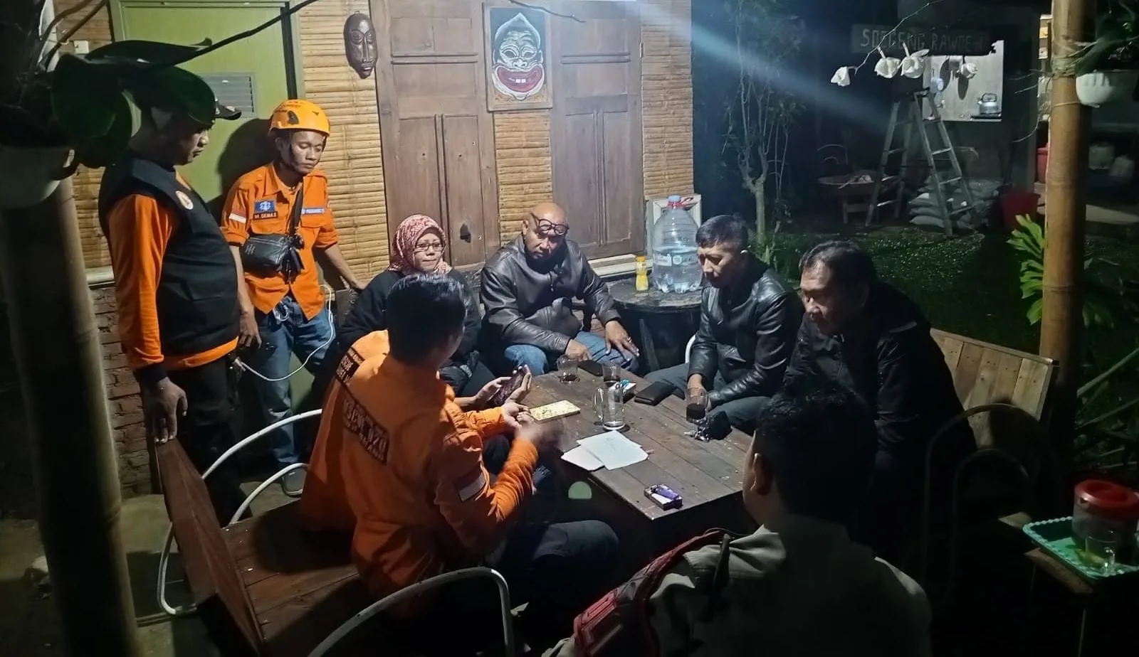 Petugas melakukan koordinasi untuk pencarian korban. Foto: Polsek Kepanjen