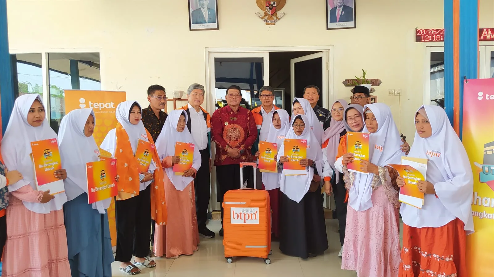 Kumpulan nasabah BTPN Syariah di Sentra Bordis Melati, Singosari, Malang mendapat hadiah umrah gratis atas kedisiplinan mengikuti PRS. Foto: Azmy