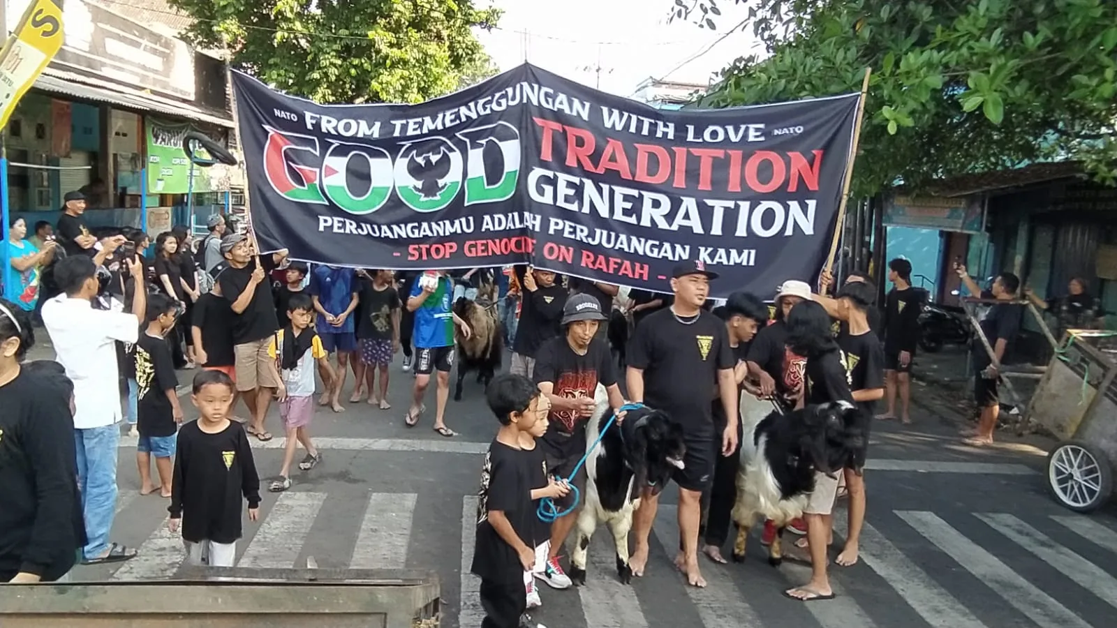 Tradisi mengarak kambing kurban di Kampung Temenggungan serukan solidaritas untuk Palestina. Foto: Azmy