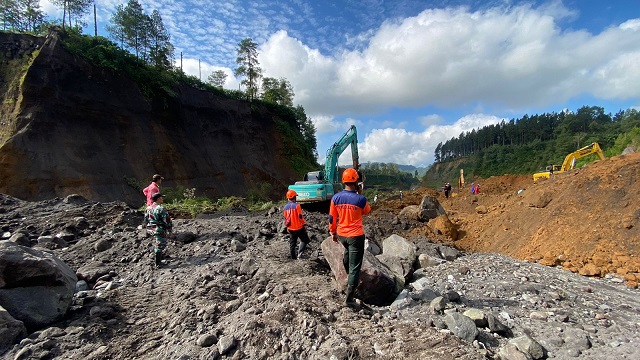 Proses pencarian korban tertimbun tanah longsor di area tambang pasir Dusun Supit, Desa/Kecamatan Pronojiwo, Kabupaten Lumajang, Selasa (4/6/2024) (Foto: BPBD Jatim)
