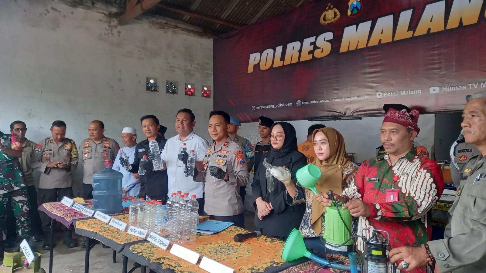 Polisi menunjukkan barang bukti yang berhasip diamankan. Foto: Aisyah Nawangsari Putri