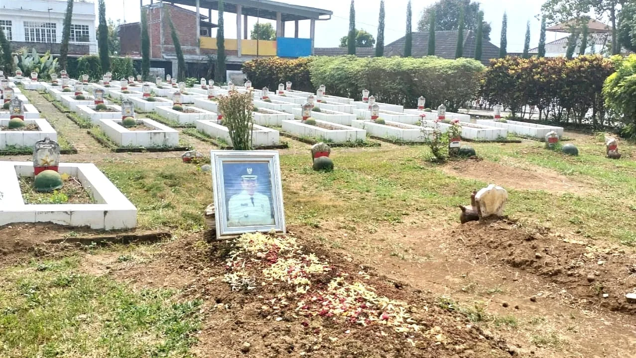 Tampak makam Eddy Rumpoko di TMP Kota Batu belum dipindah. Foto: Azmy