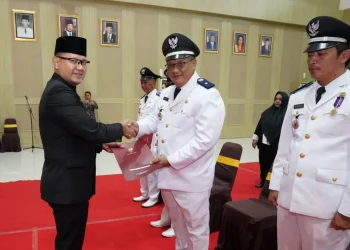 Pj Wali Kota Batu menyerahkan SK perpanjangan masa jabatan kepala desa dan anggota BPD. Foto: Prokopim KWB
