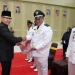 Pj Wali Kota Batu menyerahkan SK perpanjangan masa jabatan kepala desa dan anggota BPD. Foto: Prokopim KWB