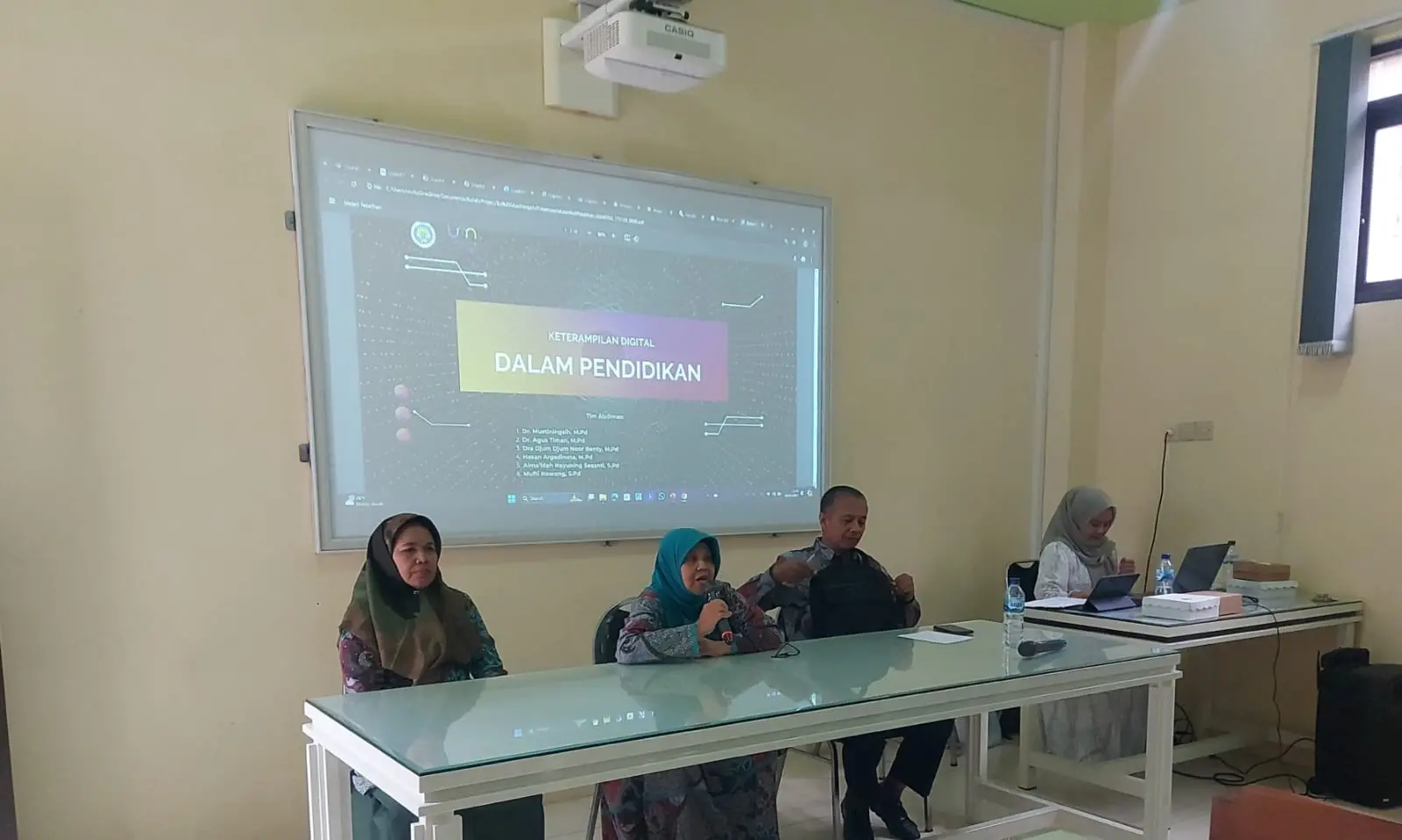 Tim Dosen Administrasi Pendidikan UM gelar Pelatihan Kepemimpinan Pembelajaran Kepala Sekolah dan Kompetensi Digital Guru di Yayasan Miftahul Huda Suwayuwo, Sukorejo, Kabupaten Pasuruan/Foto: dok. Tim Abdimas Administrasi Pendidikan UM