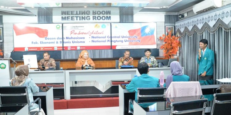 Pelepasan dosen dan mahasiswa FEB Unisma belajar ke luar negeri. Foto/dok Unisma