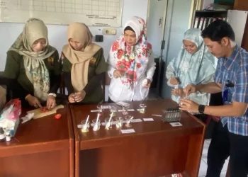 Petugas DKP Kabupaten Malang melakukan uji cepat pestisida dan formalin di bahan makanan. Foto: DKP Kabupaten Malang