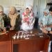 Petugas DKP Kabupaten Malang melakukan uji cepat pestisida dan formalin di bahan makanan. Foto: DKP Kabupaten Malang