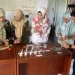 Petugas DKP Kabupaten Malang melakukan uji cepat pestisida dan formalin di bahan makanan. Foto: DKP Kabupaten Malang