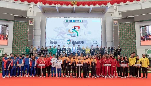 Kontingen atlet karate dari berbagai negara saat apel upacara pembukaan AUG 2024 di Unisma. Foto: Dok. Unisma