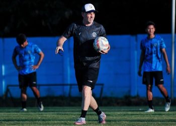 Pelatih Arema FC, Joel Cornelli punya misi berikan sentuhan modern dan permainan agresif usai sepekan memimpin latihan tim/Foto: Instagram @aremafcofficial.