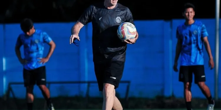 Pelatih Arema FC, Joel Cornelli punya misi berikan sentuhan modern dan permainan agresif usai sepekan memimpin latihan tim/Foto: Instagram @aremafcofficial.