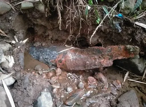 Benda diduga bom jenis terpedo ditemukan warga di Jabung. Foto: Polsek Jabung