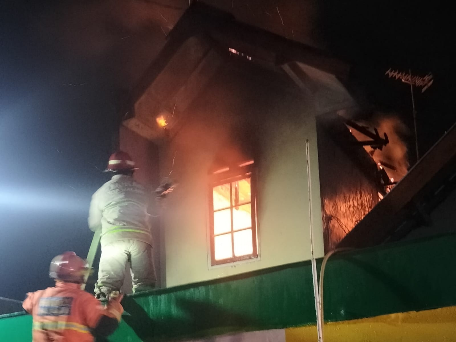 Petugas melakukan pemadaman di rumah warga yang dilalap api kebakaran. (Foto/dok. UPT Pemadam Kebakaran Kota Malang)