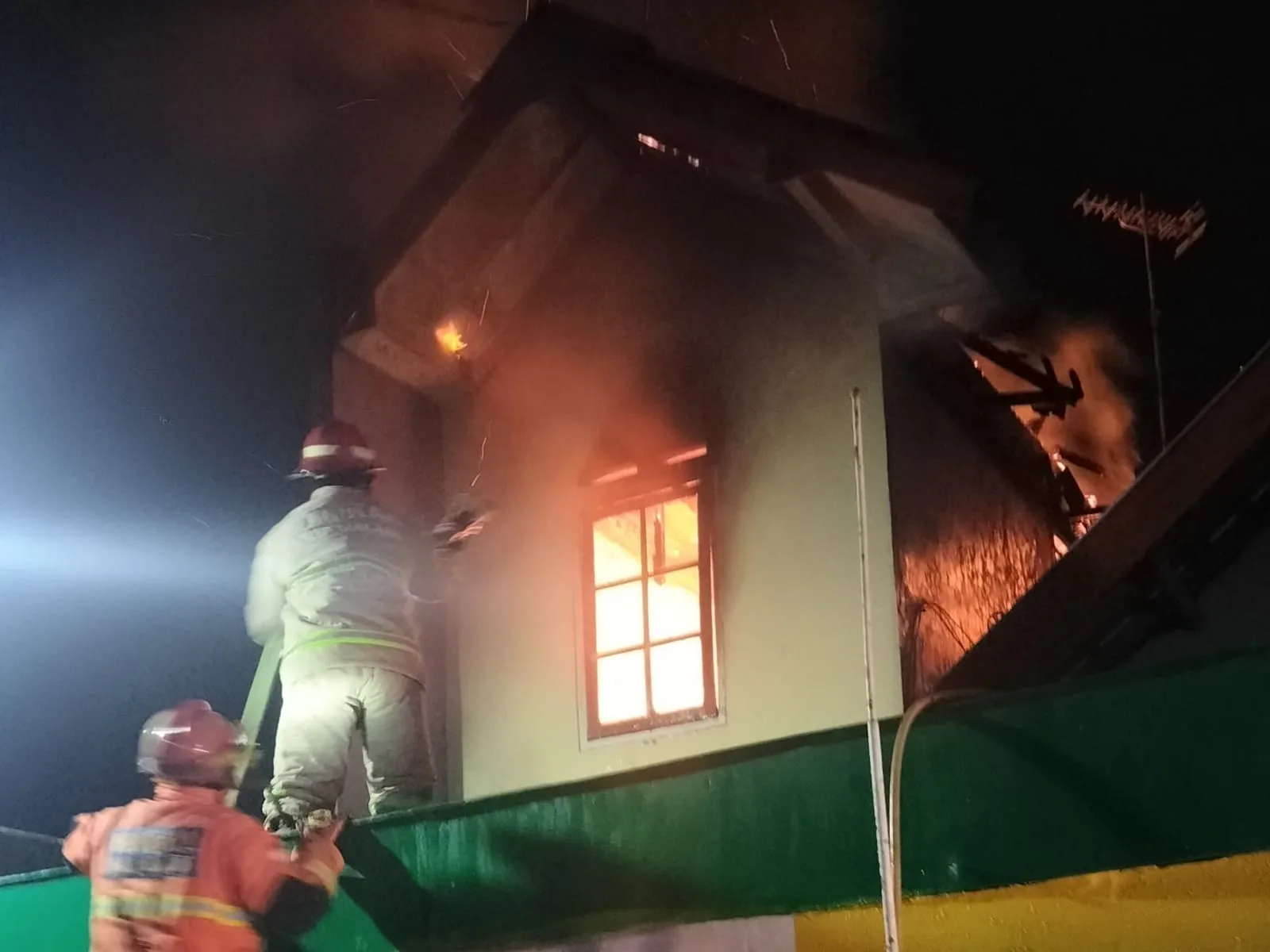 Petugas melakukan pemadaman di rumah warga yang dilalap api kebakaran. (Foto/dok. UPT Pemadam Kebakaran Kota Malang)