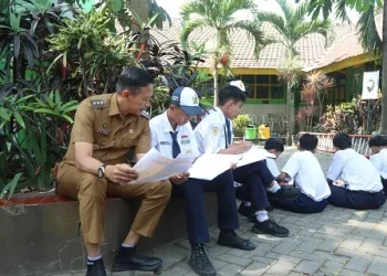 Pj Wali Kota Malang, Wahyu Hidayat meninjau inovasi pembelajaran. (Foto/dok. Prokopim Setda Kota Malang)