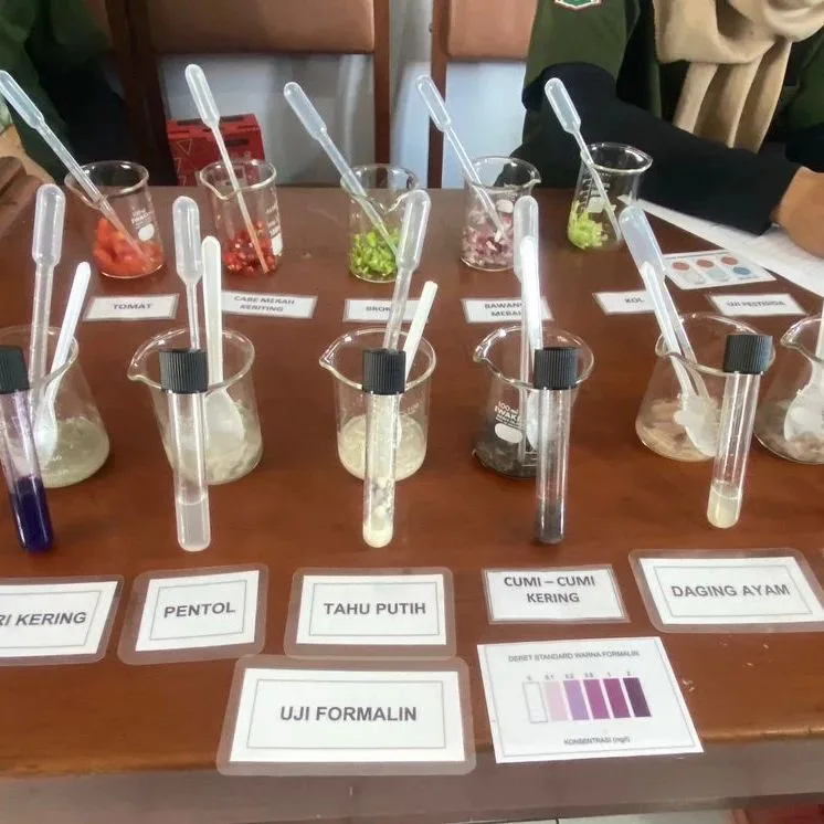 Uji formalin di olahan pangan yang dijual di Pasar Karangploso. Foto: DKP Kabupaten Malang