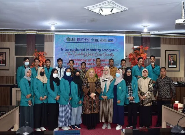 Mahasiswa program student Exchange Kredit Transfer Internasional Prodi Perbankan Syariah FEB Unisma ke UTHM Malaysia bersama Dekan FEB Unisma, Nur Diana. Foto : dok FEB Unisma