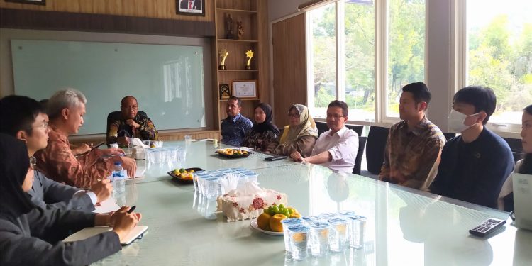 Perwakilan perusahaan mobil ternama dunia asal Jepang, Daihatsu Motor Kyushu membahas jalinan kerja sama program on the job training dengan UMM. Foto: Azmy