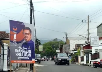 Baliho mengusung Kresna Dewanata Phrosakh, putra eks Bupati Malang Rendra Kresna sebagai calon Wali Kota Batu mulai bertebaran. Foto: Azmy