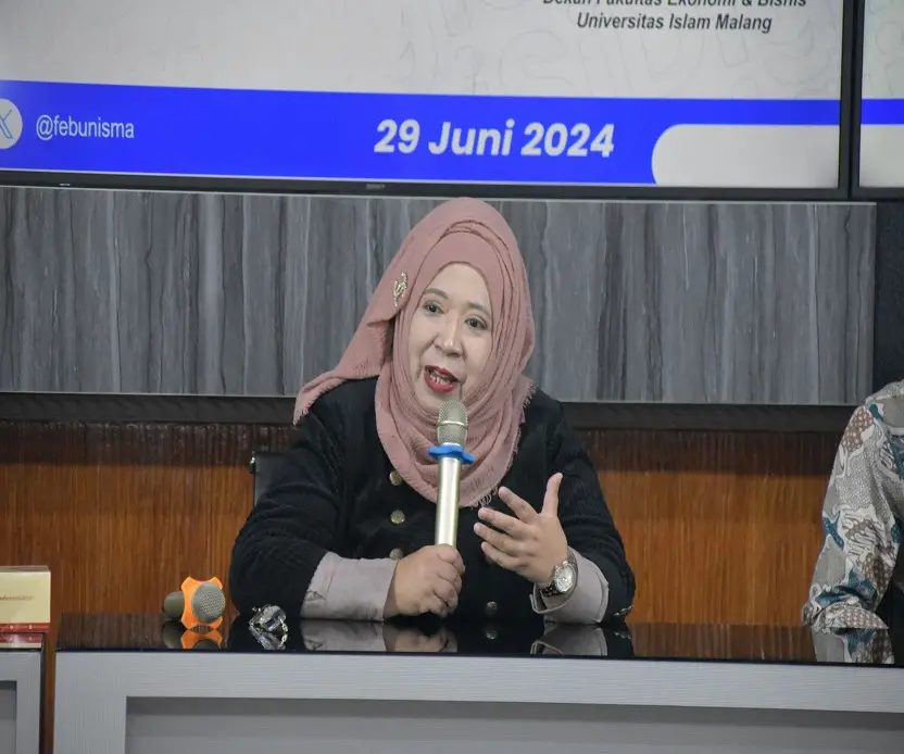 Dekan FEB Unisma, Nur Diana, S.E., MSi., CMA., CBV., CERA saat memberikan sambutan. Foto/dok Unisma