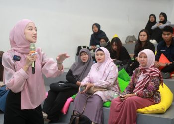 Clinical Director PSLC, Dr. Ruwinah Abdul Karim berbagi tips mengelola stress kepada peserta Tugu Inspirasi Talks/Foto: Tugumalang.id/Rubianto.