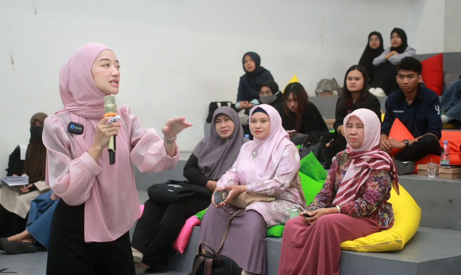 Salah satu narasumber Tugu Inspirasi Talks, Dr. Ruwinah dari PSLC Malaysia berbagi tips bahagia di tengah kompleksitas hidup/Foto: Tugumalang.id/Rubianto.