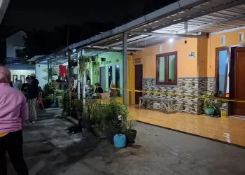 Rumah seorang istri yang diduga jadi korban di Pakis dipasangi garis polisi. Foto: Aisyah Nawangsari Putri