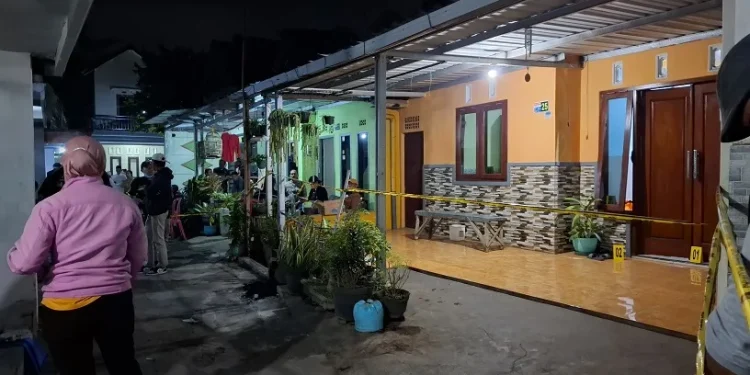 Rumah seorang istri yang diduga jadi korban di Pakis dipasangi garis polisi. Foto: Aisyah Nawangsari Putri