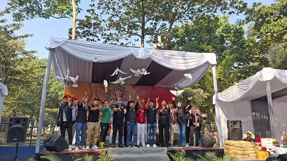 Pelepasan merpati sebagai tanda pembukaan Tarkam Kemenpora 2024. Foto: Aisyah Nawangsari Putri