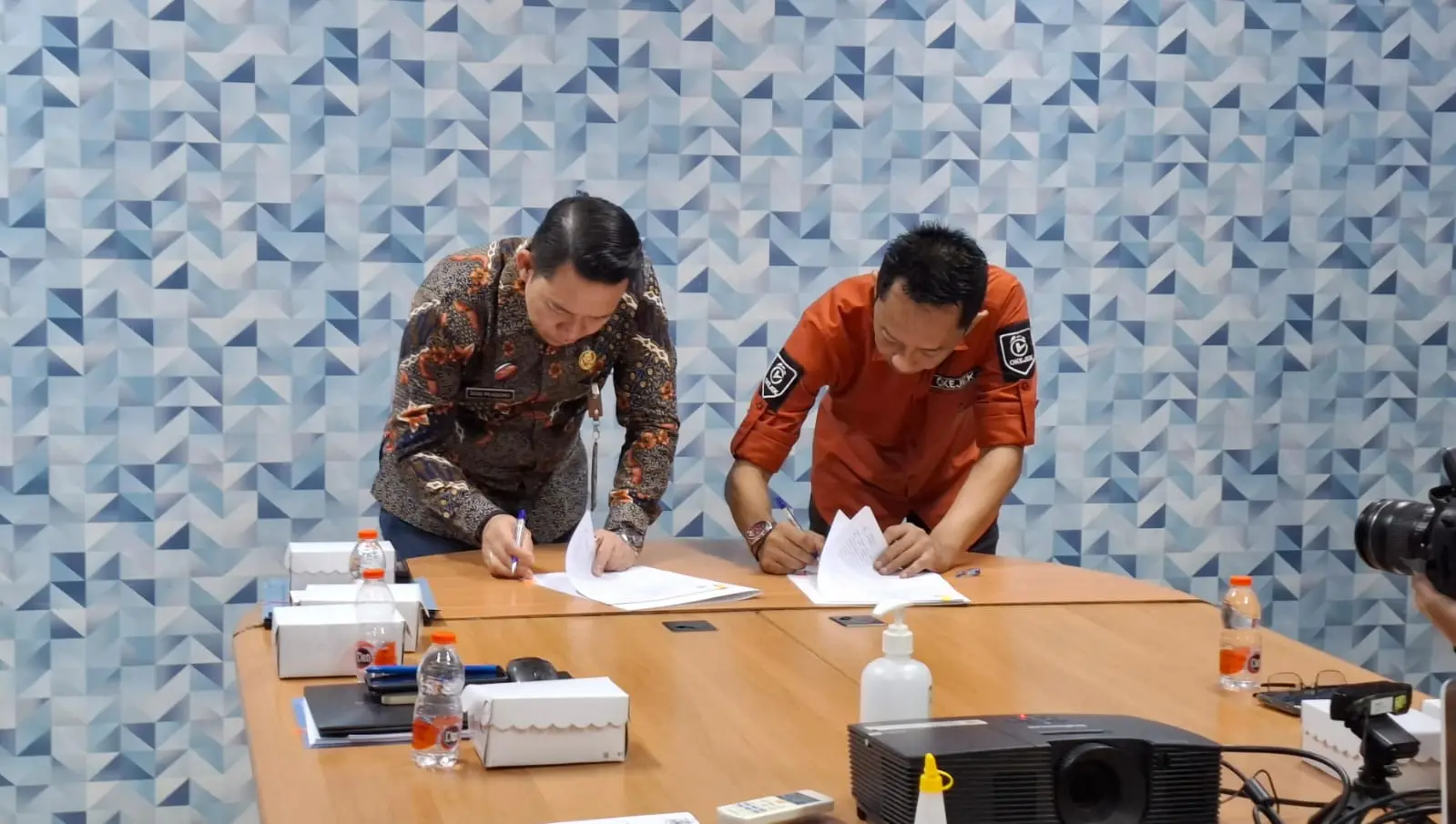 Plt RSUD Kanjuruhan dan CEO PT Okejek Kreasi Indonesia menandatangani kerja sama untuk layanan antar obat. Foto: Aisyah Nawangsari Putri