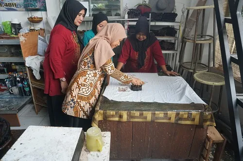 Mahasiswa Akuntansi FEB Unisma lakukan visiting industri ke Kerajinan Batik Nurita di Kabupaten Pasuruan. Foto/dok Unisma